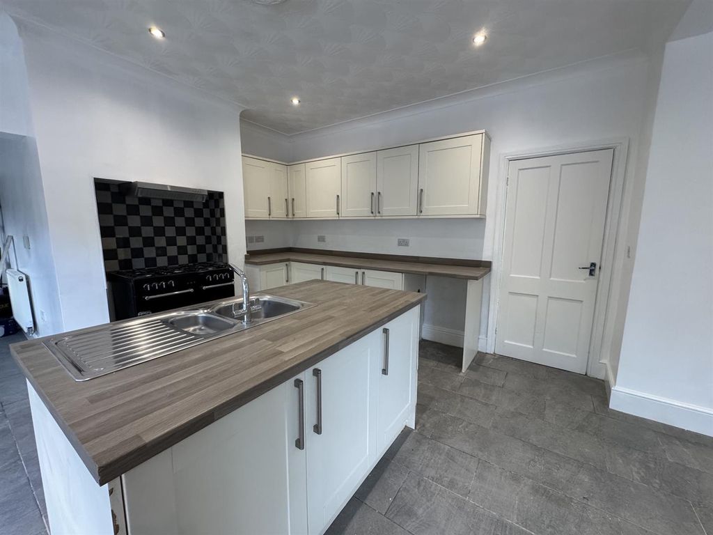 Property photo 2 of 17 Kitchen