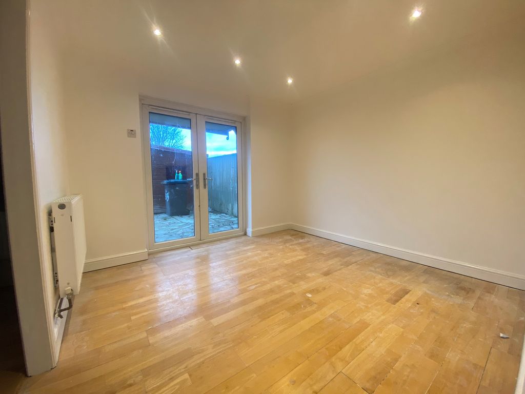 Property photo 3 of 9 Dining Room