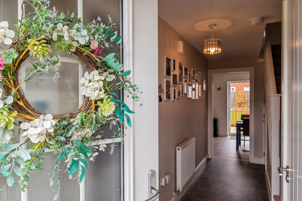 Property photo 2 of 20 Entrance Hall
