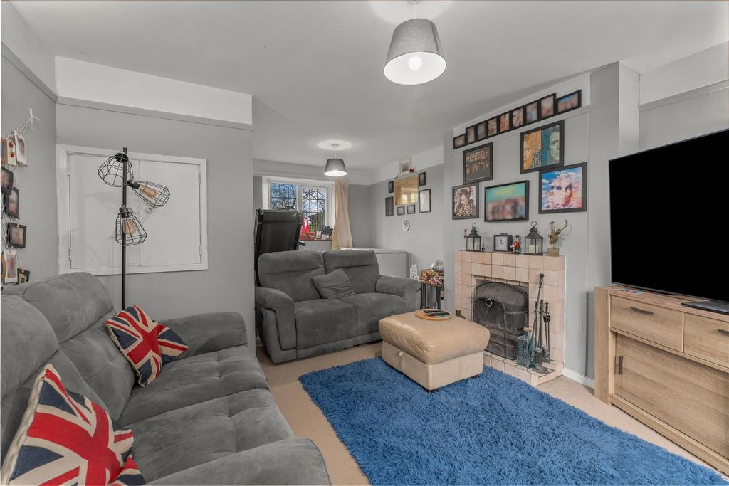 Property photo 2 of 12 7 New Road, Shotteswell-5.Jpg