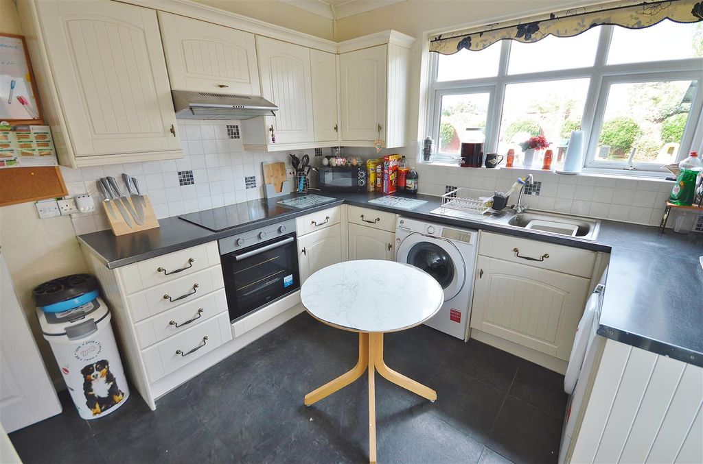 Property photo 3 of 10 Kitchen