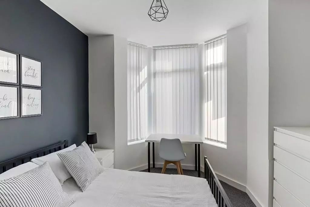 Property photo 2 of 9 A Bright And Modern Double Bedroom Featuring A Com...