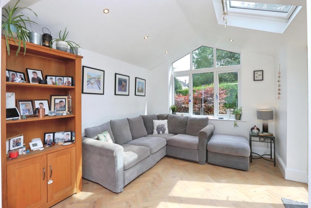 Property photo 3 of 37 Summer Room