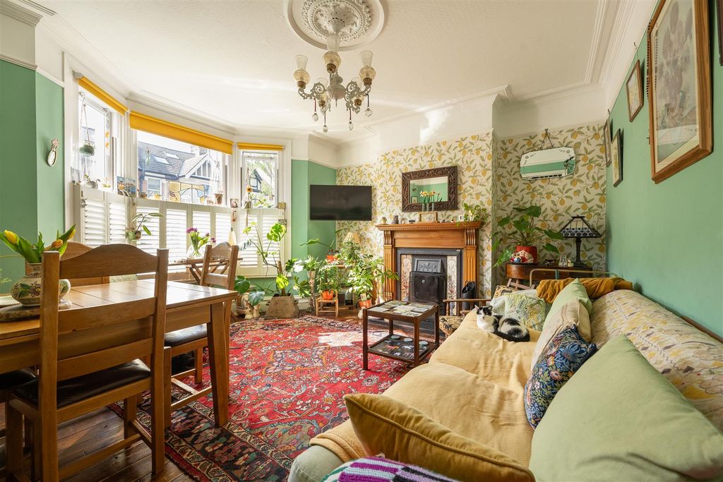 Property photo 2 of 33 Beech Hall Road, E4
