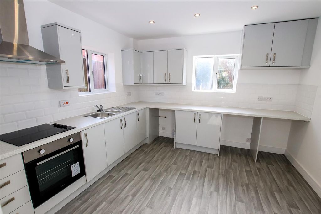 Property photo 3 of 16 Fitted Kitchen / Diner