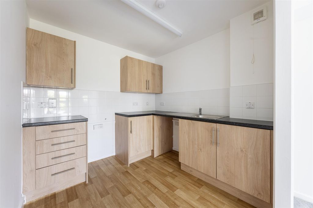Property photo 3 of 14 Leabank Square, E9