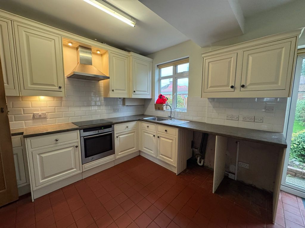 Property photo 1 of 10 4 Bed Semi-Detached House To Rent Somerset Waye, Hounslow Tw5