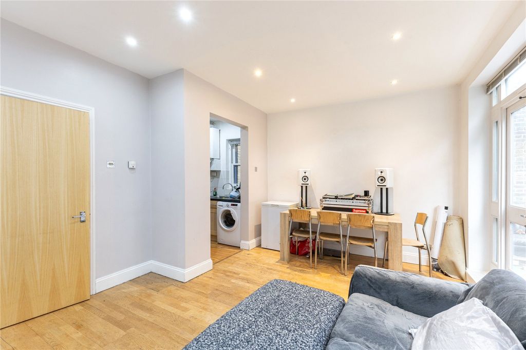 Property photo 3 of 16 Reception/Kitchen