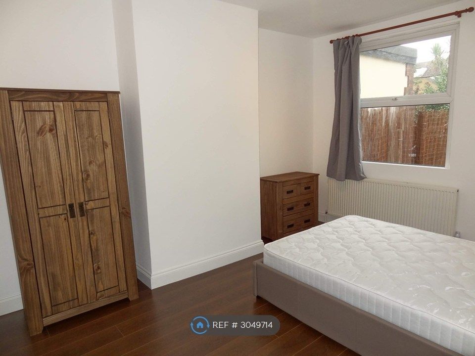 Property photo 2 of 11 Bedroom 1