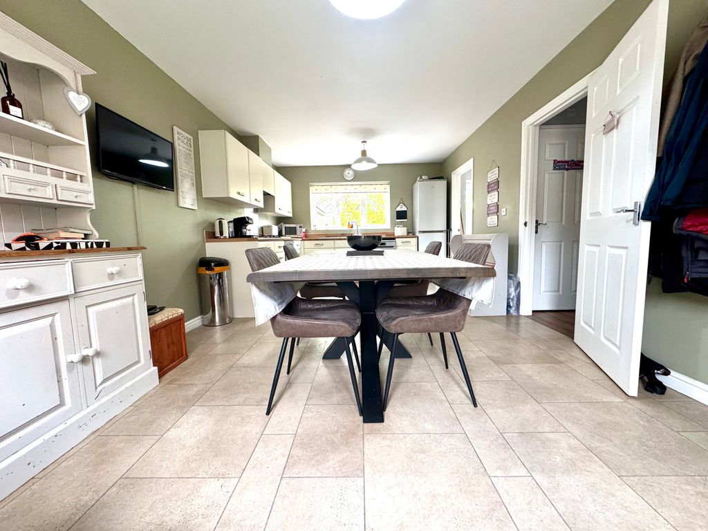 Property photo 2 of 22 Kitchen/Dining Area