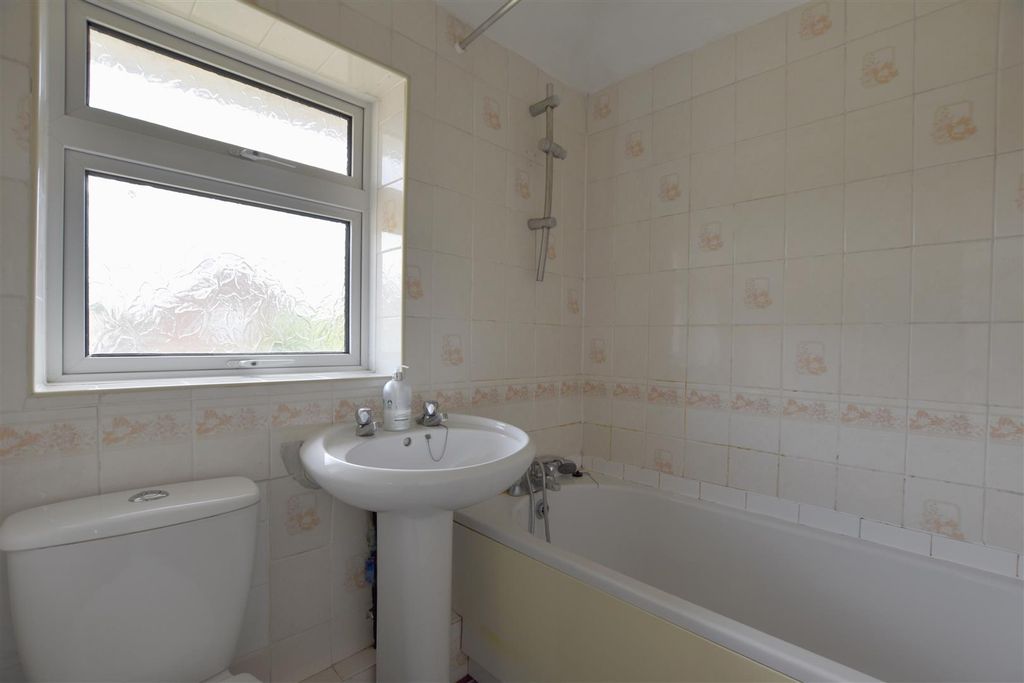 Property photo 2 of 11 Bathroom.Jpg