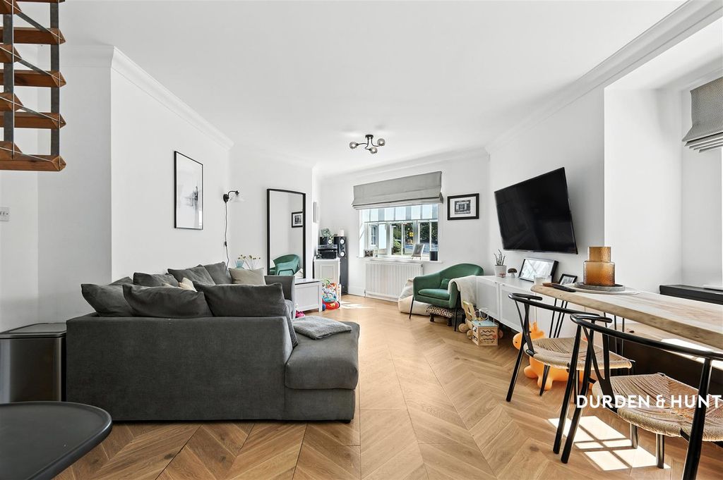 Property photo 3 of 17 Walter Mead Close