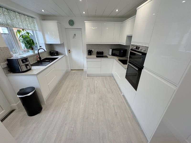 Property photo 3 of 30 Dining Kitchen