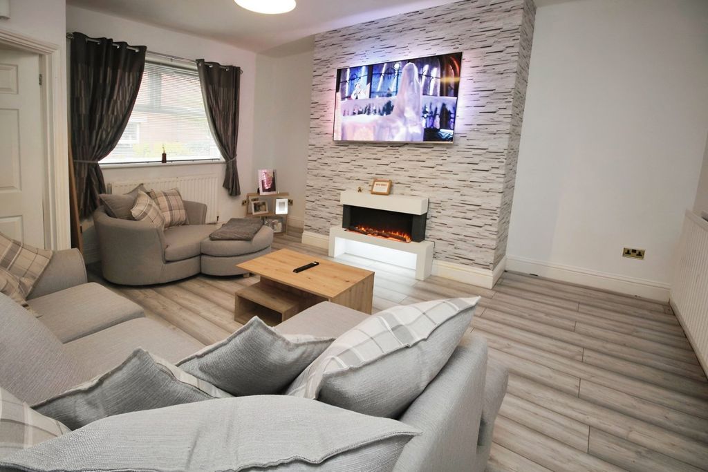 Property photo 3 of 10 Lounge