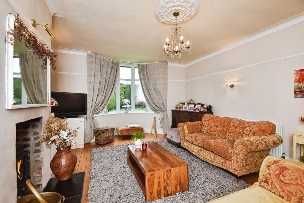 Property photo 2 of 22 Living Room