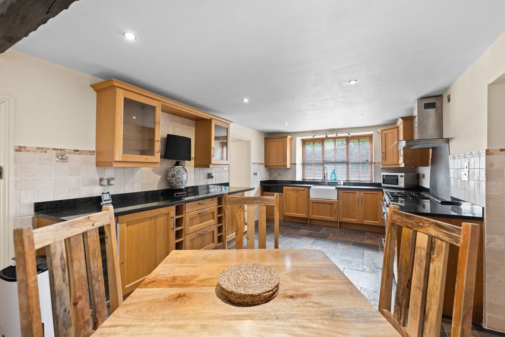 Property photo 2 of 28