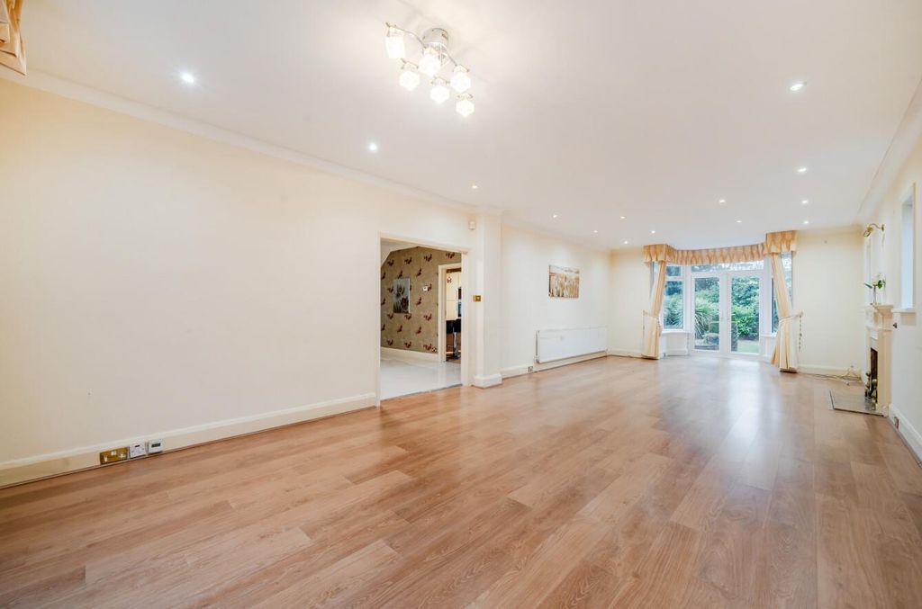 Property photo 3 of 12 Davidson Frost-Wellings, Dfw, Stanmore Hill, Recep