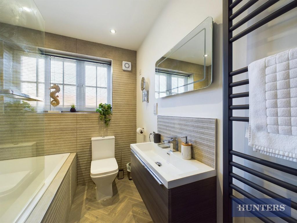 Property photo 3 of 19 Bathroom