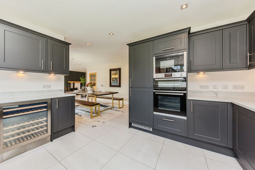 Property photo 3 of 27 Kitchen