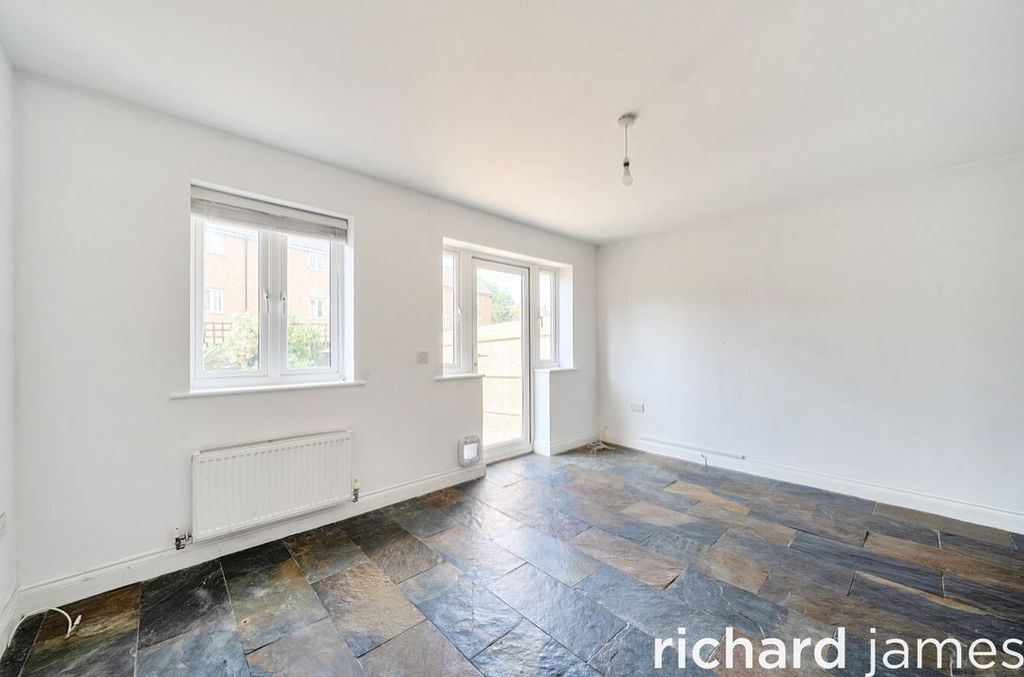 Property photo 3 of 11 F9457c8917F74d5d914475753373A759