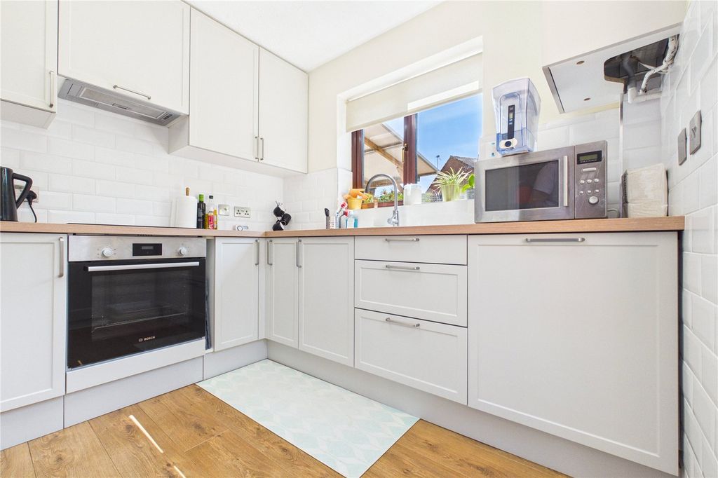 Property photo 2 of 11 Kitchen