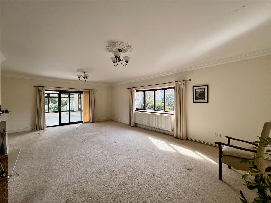 Property photo 2 of 23 Lounge