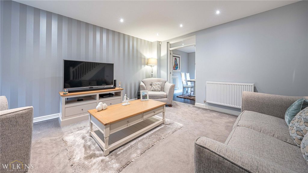 Property photo 2 of 32 Picture No. 11