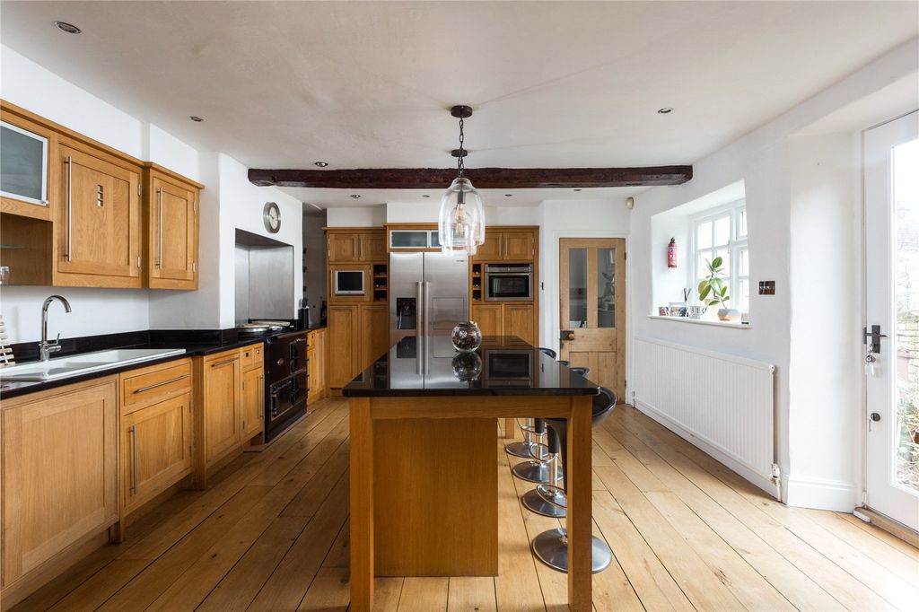 Property photo 3 of 28 Kitchen