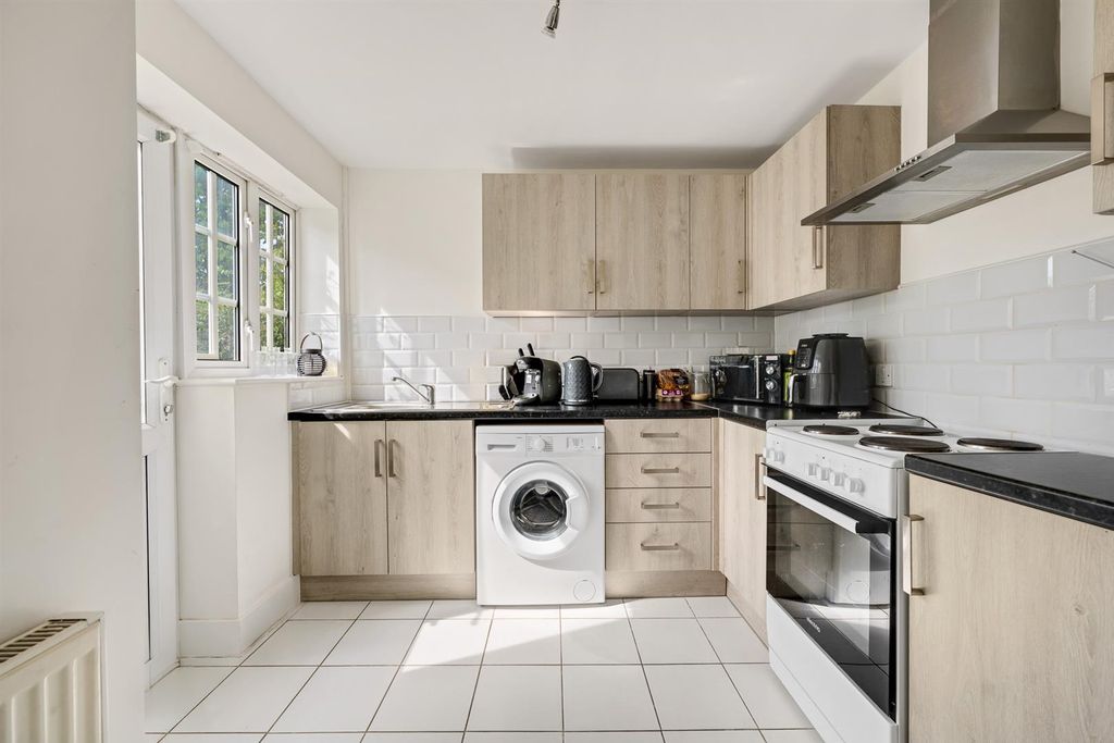Property photo 3 of 12 Fitted Kitchen