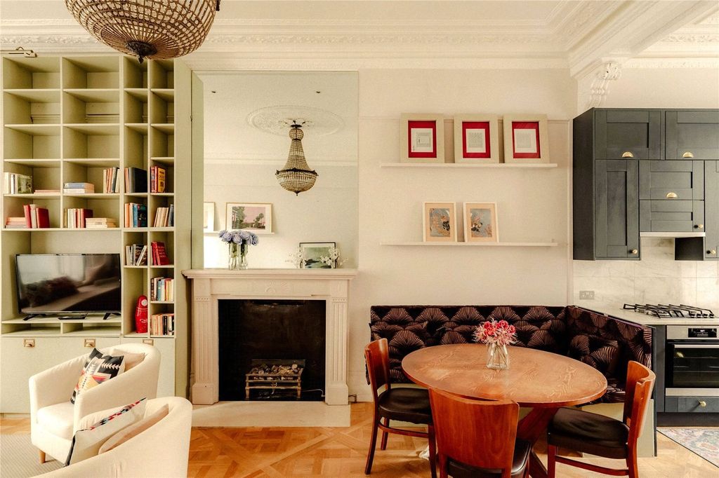 Property photo 1 of 7 Dining