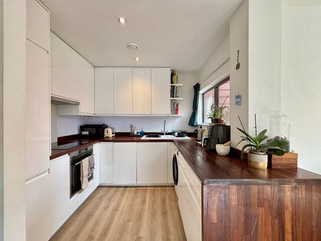 Property photo 2 of 19 Image00014