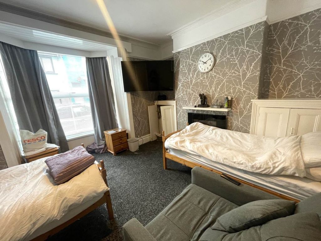 Property photo 3 of 7 Bedroom 1