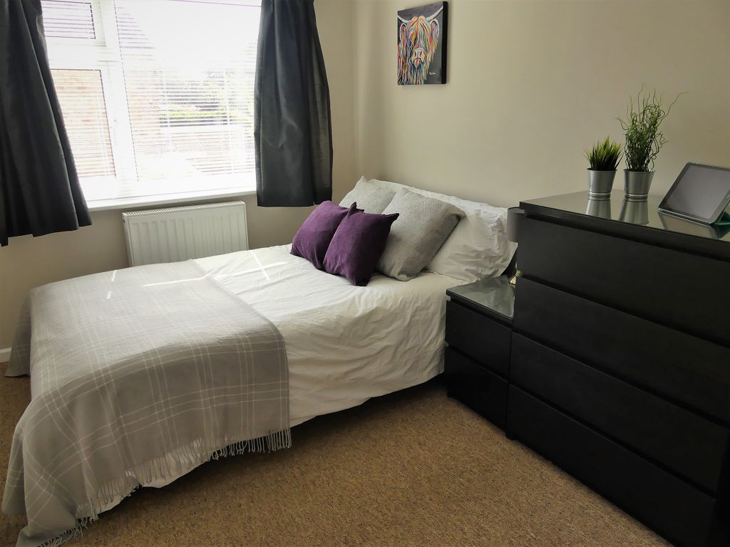 Property photo 2 of 22 19. DC Bed 3 Window Bed P1070585