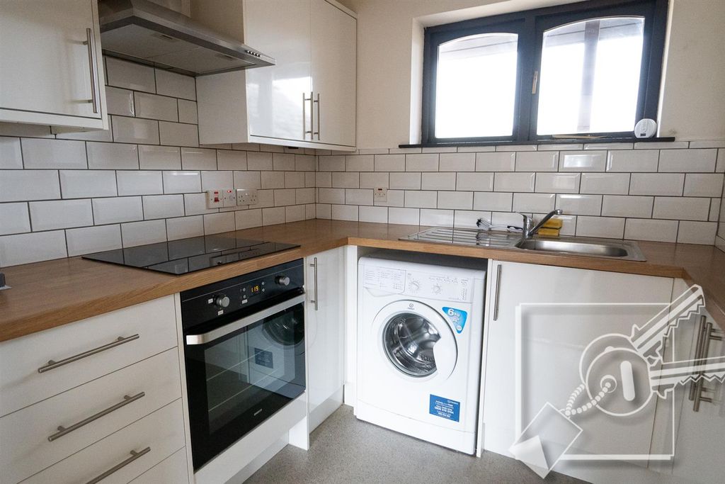 Property photo 3 of 19 Kitchen