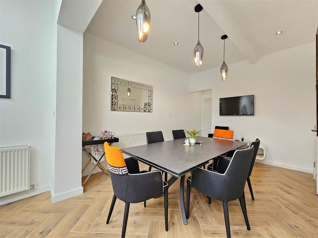 Property photo 3 of 21 Dining Kitchen