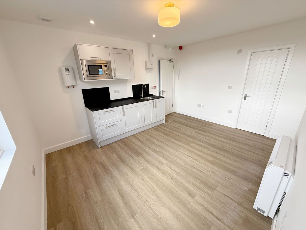 Property photo 3 of 6 Living Room / Bedroom