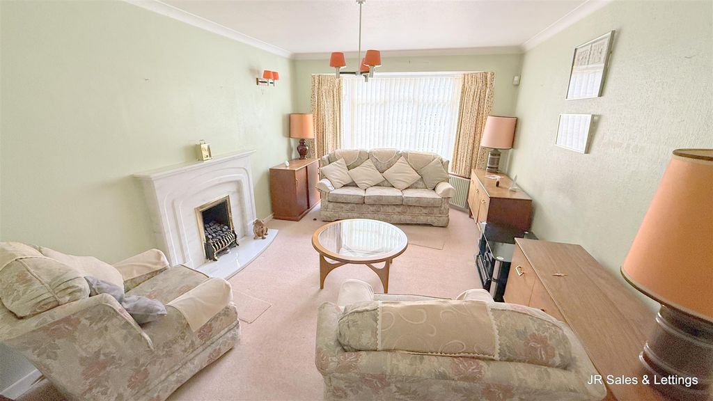 Property photo 3 of 16 Lounge