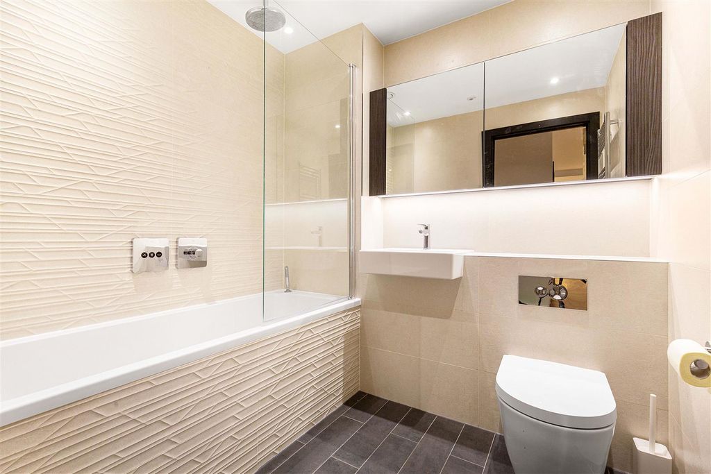 Property photo 3 of 7 Bathroom.Jpg