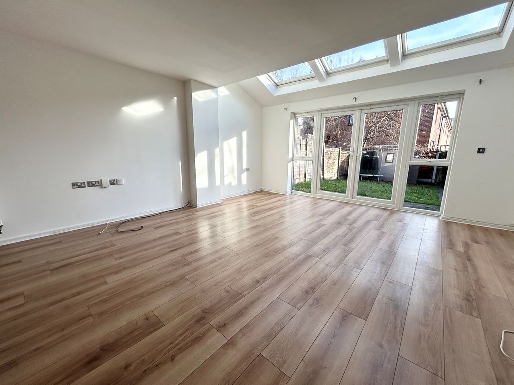 Property photo 2 of 11 Lounge