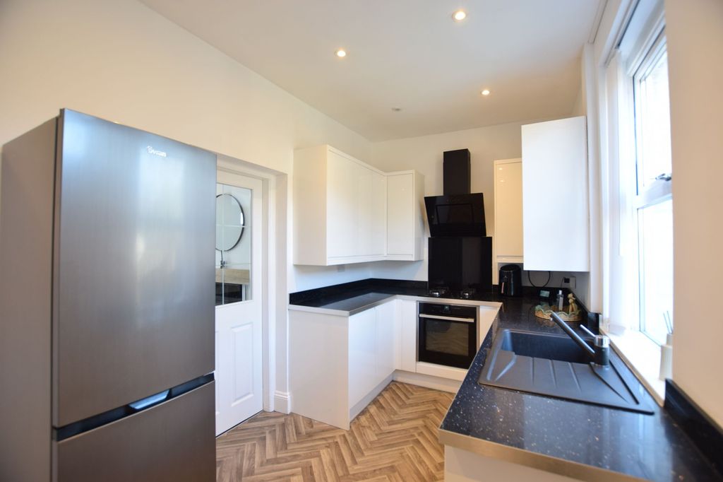 Property photo 1 of 10 Kitchen
