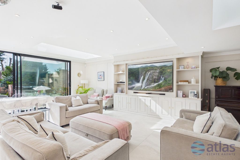 Property photo 1 of 48 Kitchen/Reception/Diner