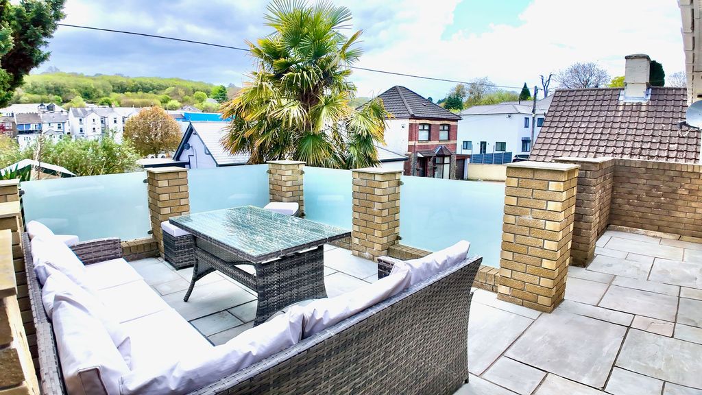 Property photo 2 of 31