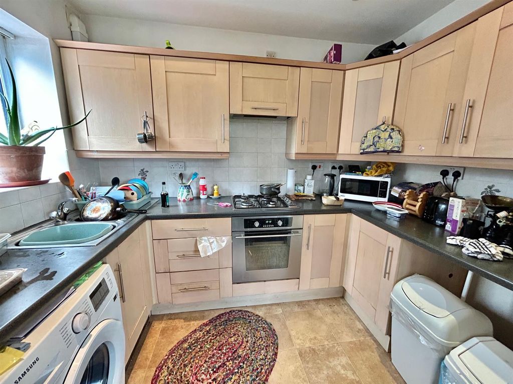 Property photo 2 of 8 Fitted Kitchen