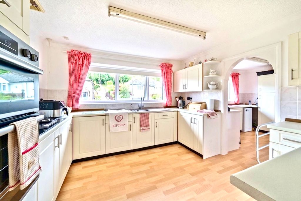 Property photo 2 of 17 Kitchen