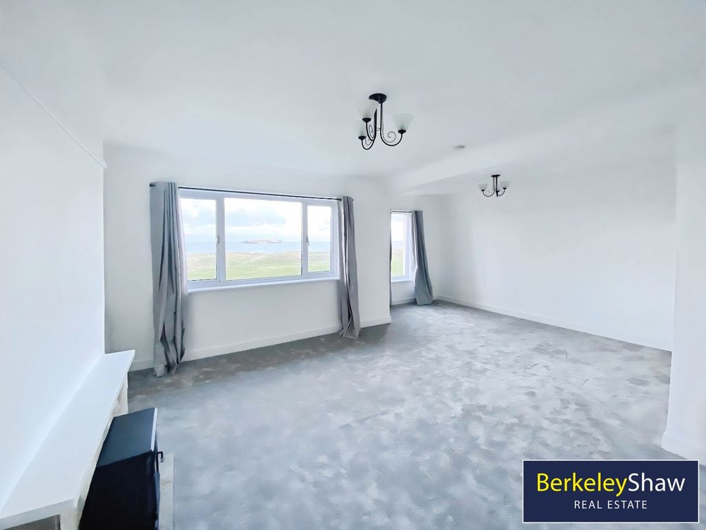 Property photo 3 of 20 Lounge