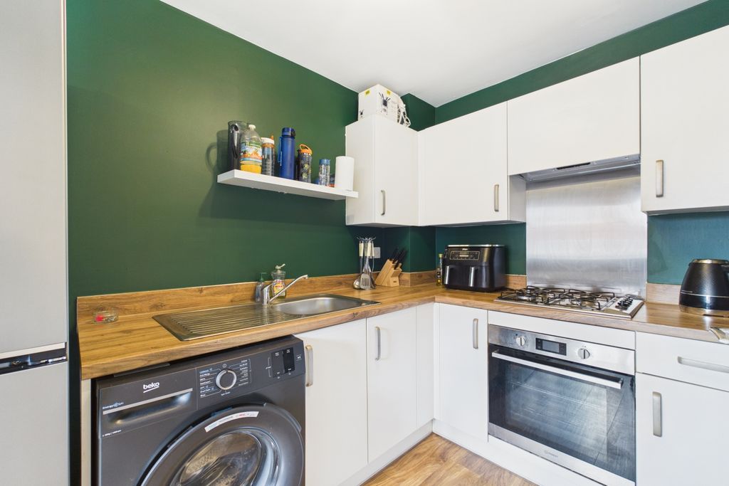 Property photo 3 of 16 20 Robson Avenue - Kitchen Diner