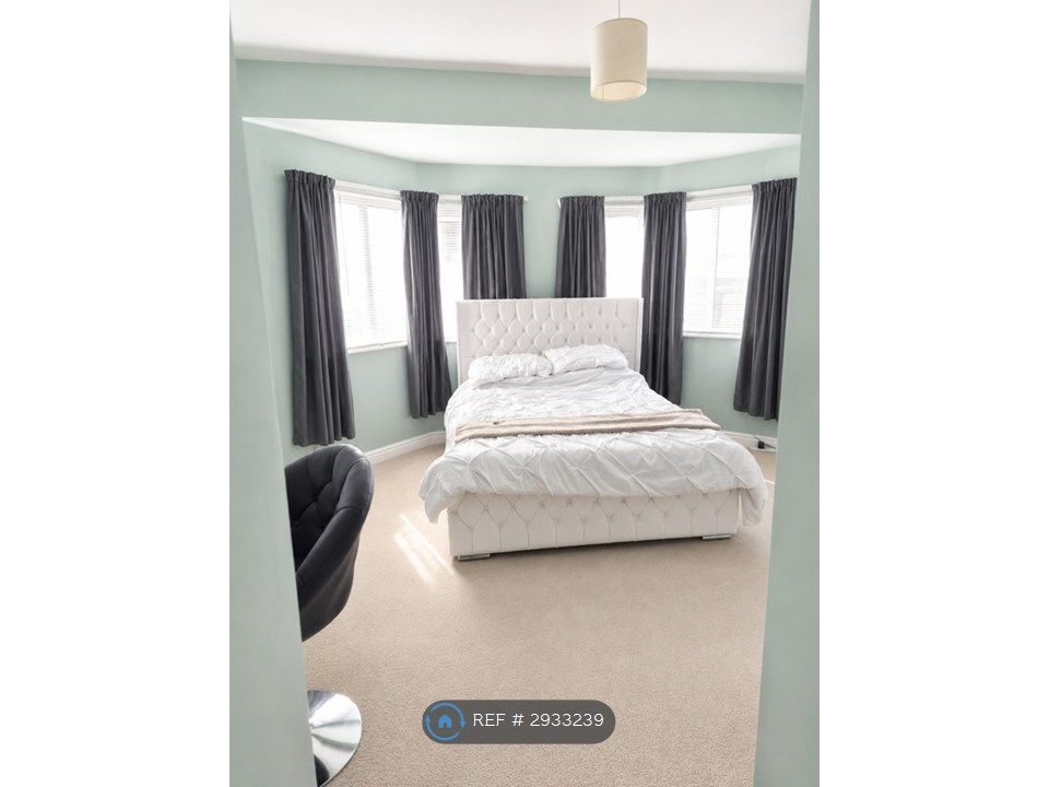 Property photo 3 of 11 Bedroom 01
