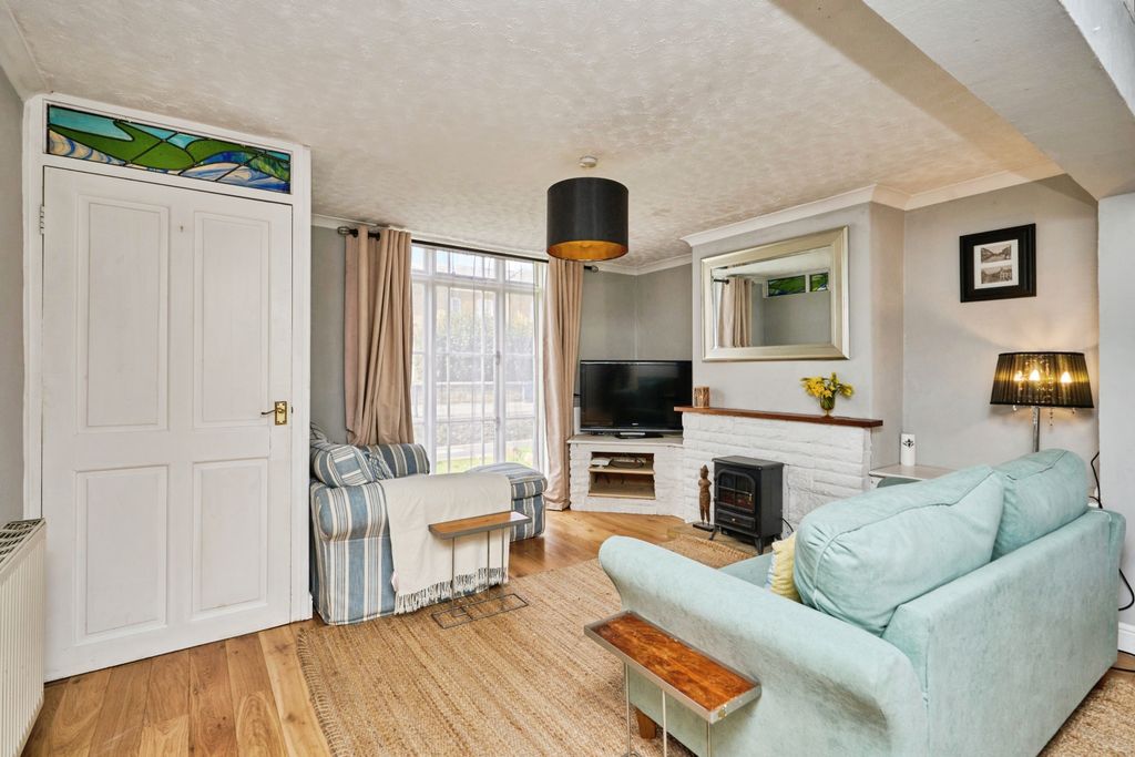 Property photo 2 of 17 Lounge