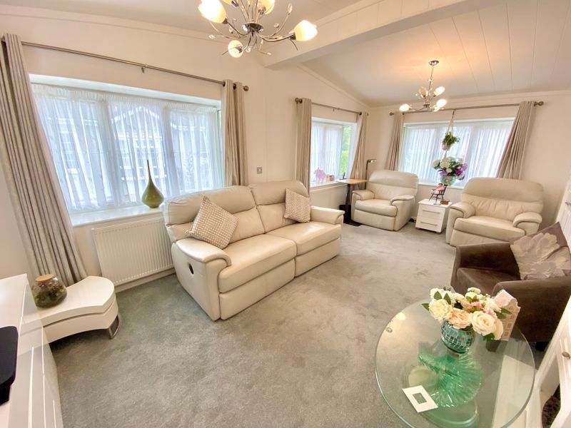 Property photo 3 of 38 Lounge