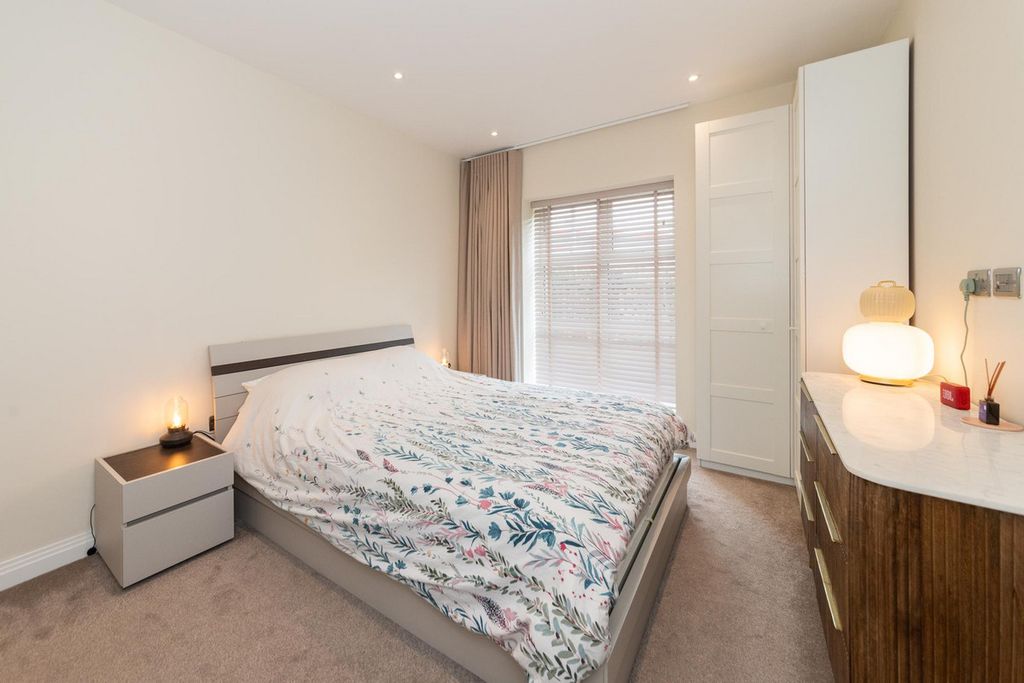 Property photo 2 of 34